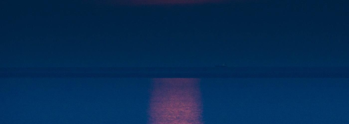 Fuldmåne over Møns fyr