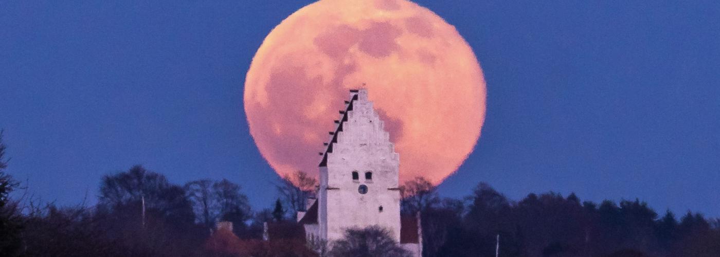 Elmelunde kirke og fuldmånen