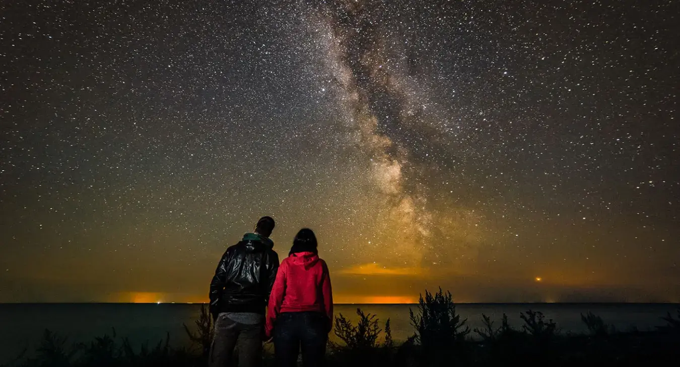 Par på stranden, med Mælkevejen